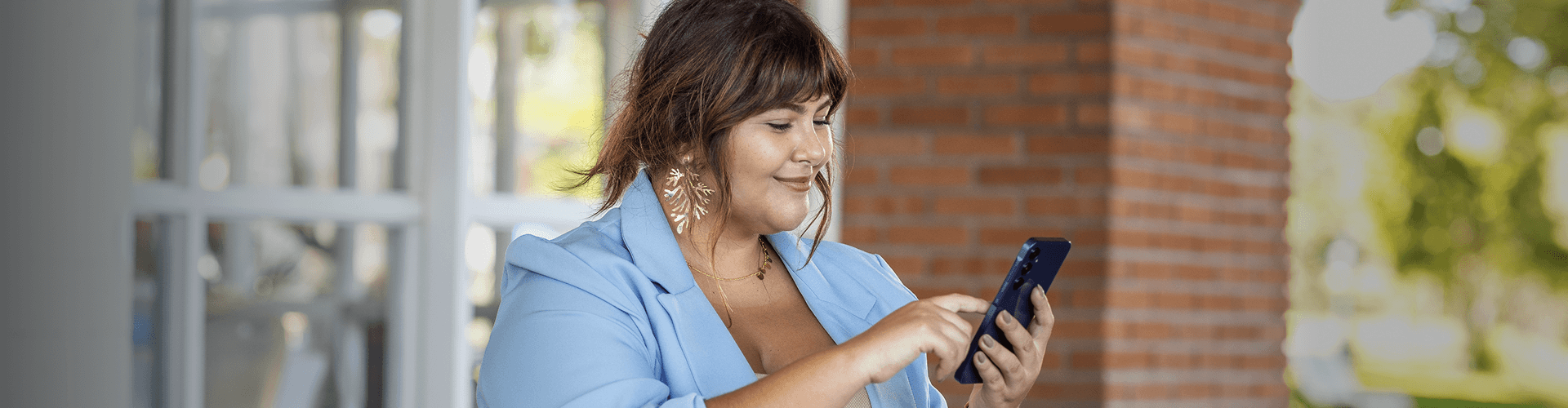 Mulher olhando o celular