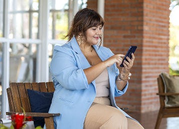 Mulher mexendo no celular