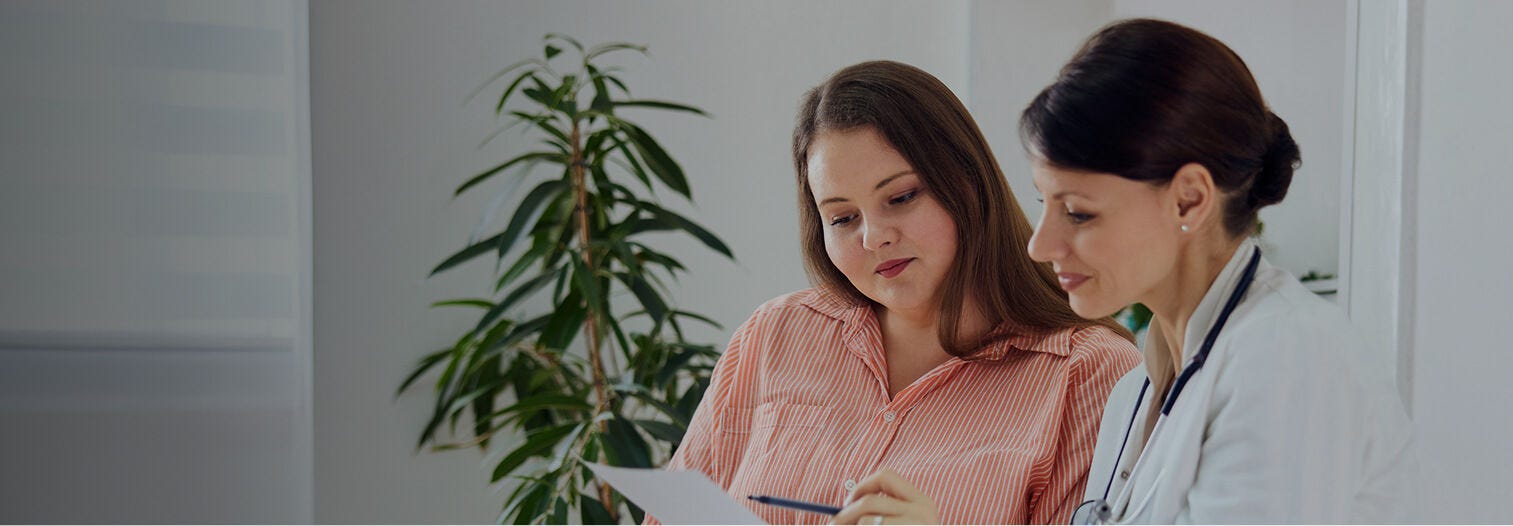 Médica e paciente checando exame