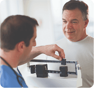 Médico medindo peso do paciente