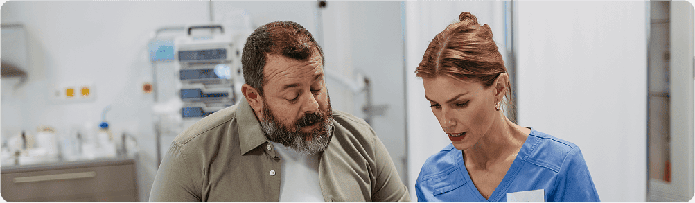 Paciente e médico conversando