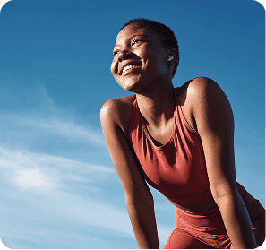 Mulher sorrindo com fundo de céu azul