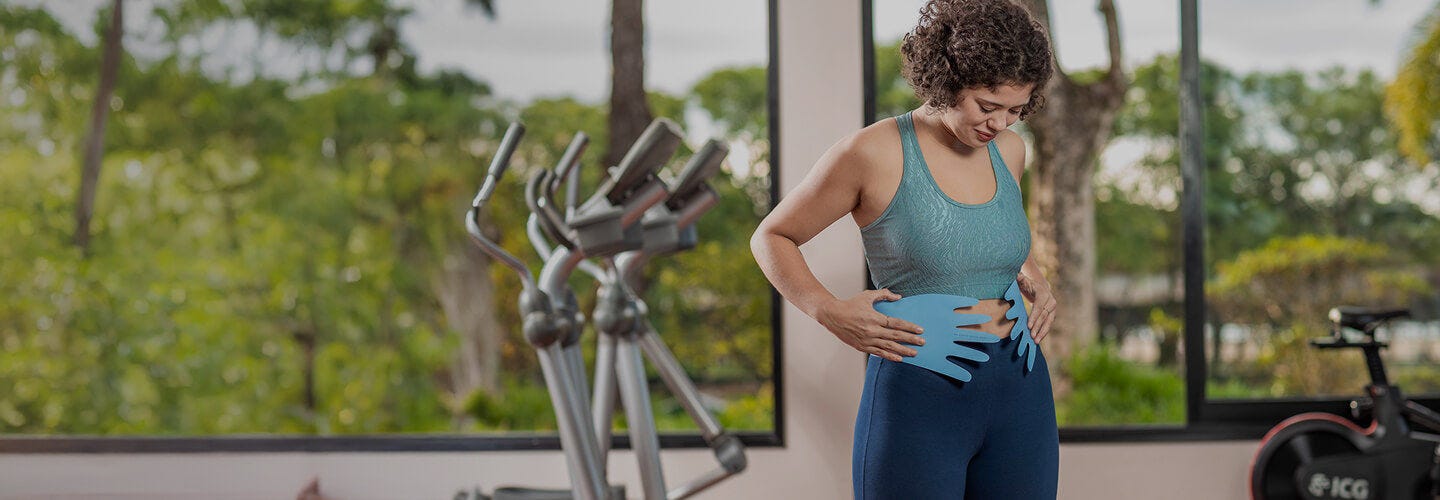 Mulher testando a medida do abraço em academia